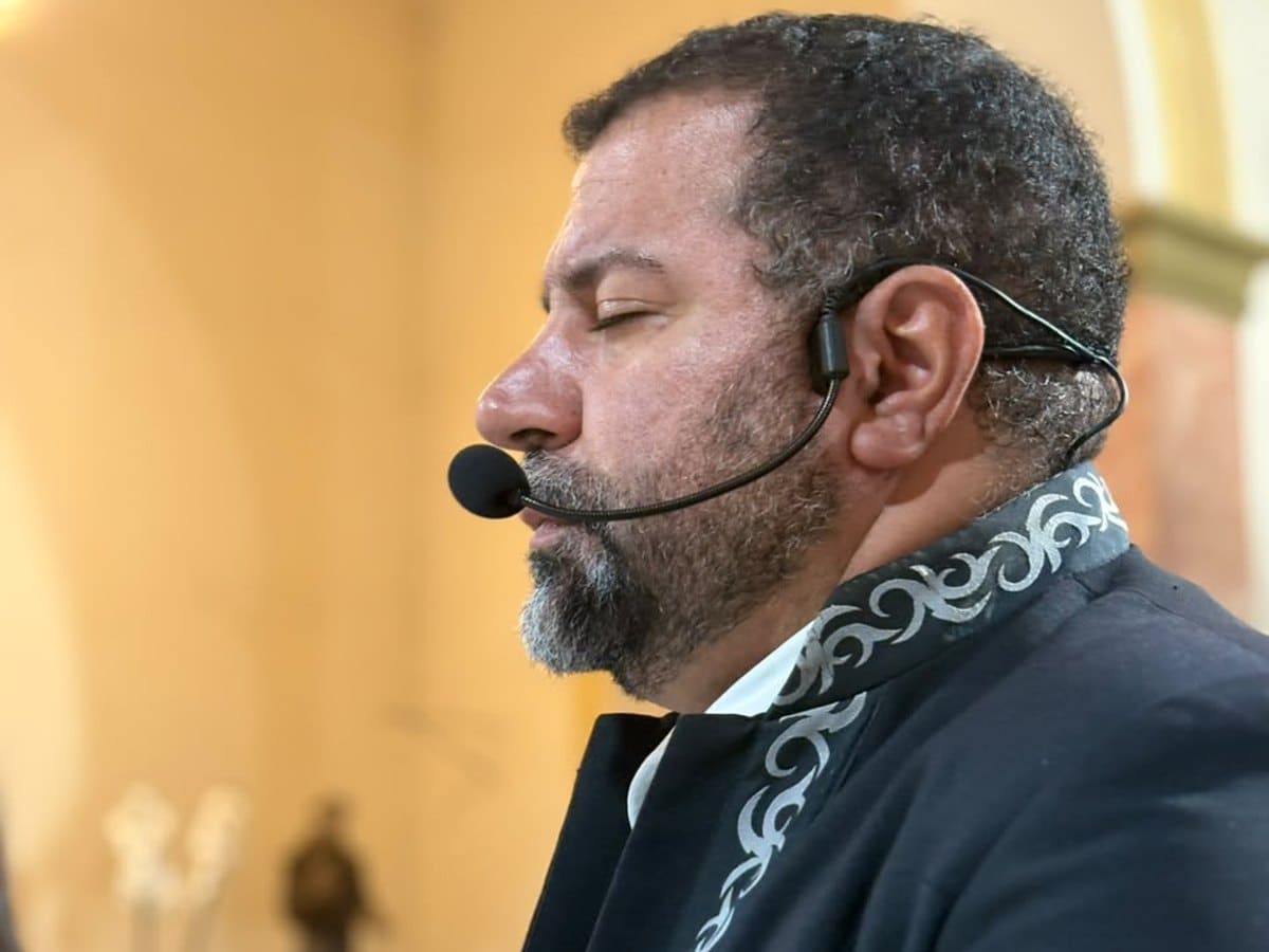 Maestro do Sonnar cantando durante uma cerimônia